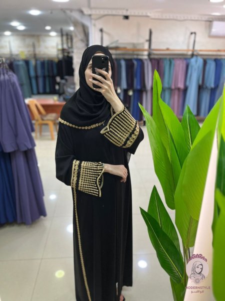 اسود ايد ذهبي